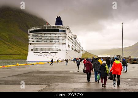 Isafjordur, Islande - 25 août 2024 : les passagers du bateau de croisière retournent au bateau de croisière NCL Norwegian Star après avoir visité la ville reculée d'Isafjor Banque D'Images