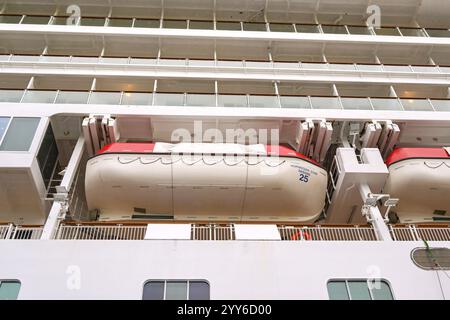 Isafjordur, Islande - 25 août 2024 : vue en bas angle vers les canots de sauvetage sur le côté du navire de croisière NCL Norwegian Star. Banque D'Images