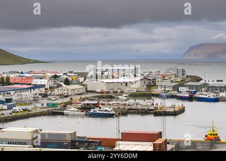 Isafjordur, Islande - 25 août 2024 : Port dans la ville reculée d'Isafjordur dans le nord de l'Islande Banque D'Images