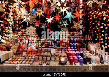 Bâle, Suisse - 5 décembre 2024 : joli affichage avec des étoiles en papier lumière et des bougies sur un marché de Noël Banque D'Images