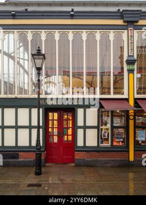 Explorez Stockport Indoor Market Hall, un charmant lieu restauré en 2008, proposant des plats et des boissons festifs pendant la période des fêtes. Banque D'Images