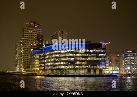 Les bureaux de la BBC à Media City, Salford la nuit. ROYAUME-UNI Banque D'Images
