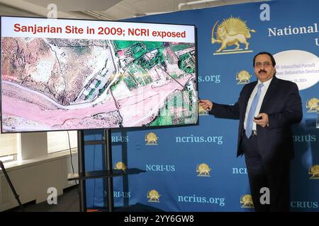 Alireza Jafarzadeh, directeur adjoint du CNRI-US, semble révéler des informations détaillées sur les efforts d'armement nucléaire de l'Iran, y compris l'identification d'experts clés gérant le projet. La conférence de presse du Conseil national de la résistance iranienne a révélé de nouveaux détails sur le programme d'armement nucléaire iranien. Les exposés ont révélé des efforts clandestins de militarisation et la participation de plus de 20 experts au contournement de la vérification internationale. L'événement a mis en lumière les idées critiques du Comité de la Défense et de la recherche stratégique du NCRI, en se concentrant sur les activités à la facil METFAZ Banque D'Images