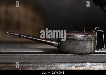 Gros plan d'une vieille boîte d'huile sur une table. Banque D'Images