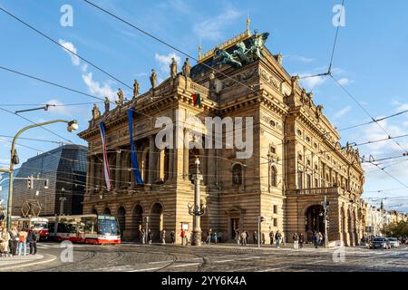 Bâtiment néo-Renaissance du 19ème siècle du Théâtre National (Národní divadlo), opéra historique, vu de Smetanovo nabrezi, à Prague, Tchéquie Banque D'Images