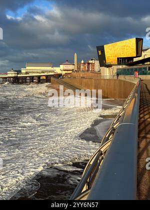 Regardant le long de la promenade de Blackpool par une journée d'hiver venteuse vers North Pier et la chapelle Golden Wedding avec le mémorial de guerre à distance. Banque D'Images