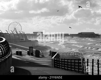 Jetée centrale avec mouettes volant un jour d'hiver venteux à Blackpool, Lancashire. Banque D'Images