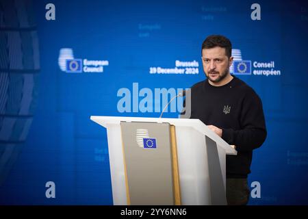 Bruxelles, Belgique. 19 décembre 2024. Le président ukrainien Volodymyr Zelenskyy écoute une question lors d’une conférence de presse conjointe à la suite du sommet du Conseil européen au siège de l’Union européenne, le 19 décembre 2024 à Bruxelles, Belgique. Crédit : Présidence ukrainienne/Bureau de presse présidentiel ukrainien/Alamy Live News Banque D'Images