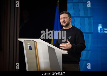 Bruxelles, Belgique. 19 décembre 2024. Le président ukrainien Volodymyr Zelenskyy répond à une question posée lors d'une conférence de presse conjointe à la suite du sommet du Conseil européen au siège de l'Union européenne, le 19 décembre 2024 à Bruxelles, Belgique. Crédit : Présidence ukrainienne/Bureau de presse présidentiel ukrainien/Alamy Live News Banque D'Images