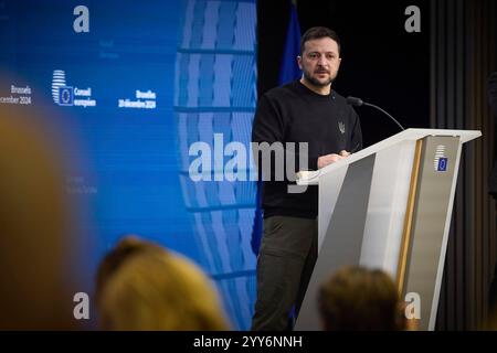 Bruxelles, Belgique. 19 décembre 2024. Le président ukrainien Volodymyr Zelenskyy écoute une question lors d’une conférence de presse conjointe à la suite du sommet du Conseil européen au siège de l’Union européenne, le 19 décembre 2024 à Bruxelles, Belgique. Crédit : Présidence ukrainienne/Bureau de presse présidentiel ukrainien/Alamy Live News Banque D'Images