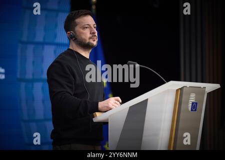 Bruxelles, Belgique. 19 décembre 2024. Le président ukrainien Volodymyr Zelenskyy écoute une question lors d’une conférence de presse conjointe à la suite du sommet du Conseil européen au siège de l’Union européenne, le 19 décembre 2024 à Bruxelles, Belgique. Crédit : Présidence ukrainienne/Bureau de presse présidentiel ukrainien/Alamy Live News Banque D'Images