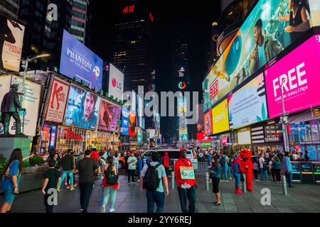 Vue nocturne animée de Times Square rempli de panneaux d'affichage lumineux, d'affichages publicitaires, de foules et d'une atmosphère animée. New York. ÉTATS-UNIS. Banque D'Images