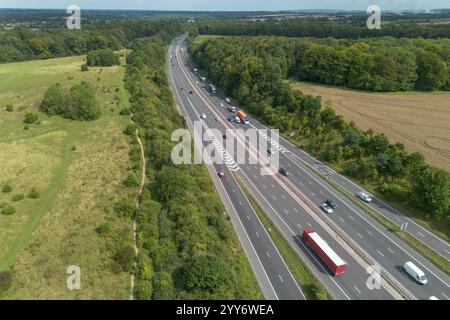 Vue aérienne (depuis le dessus de Crabtree Plantation) regardant vers l'est le long de l'autoroute M3 au sud de Basingstoke (RG24), Hampshire, Royaume-Uni. Banque D'Images