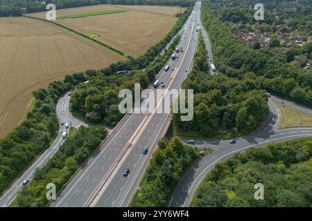 Vue aérienne (depuis le dessus de Crabtree Plantation) de la sortie 6 de l'autoroute M3 au sud de Basingstoke (RG24), Hampshire, Royaume-Uni. Banque D'Images