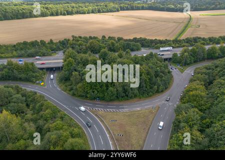 Vue aérienne (depuis le dessus de Crabtree Plantation) de la sortie 6 de l'autoroute M3 au sud de Basingstoke (RG24), Hampshire, Royaume-Uni. Banque D'Images