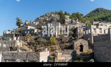 Ville fantôme de Kayakoy près de Fethiye, Mugla, Turquie. Village grec abandonné avec des maisons en pierre en ruine, des ruines historiques, et une hillsi envoûtante belle Banque D'Images