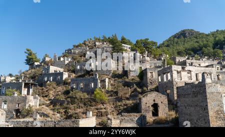 Ville fantôme de Kayakoy près de Fethiye, Mugla, Turquie. Village grec abandonné avec des maisons en pierre en ruine, des ruines historiques, et une hillsi envoûtante belle Banque D'Images