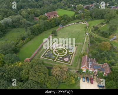 Vue aérienne du jardin jacobéen clos dans le domaine de Basing House, Old Billing, Hampshire, Royaume-Uni. Banque D'Images