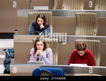 Amina Vandenheuvel, Debby Burssens et Ilona Vandenberghe PVDA lors de la réunion plénière du parlement flamand à Bruxelles, Belgique, DEC 18, 2024 Banque D'Images