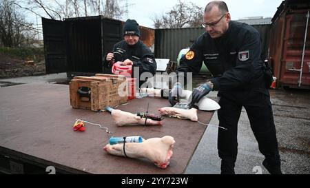 Wenige Tage vor dem Jahreswechsel 2024/25 warnt die Feuerwehr Hamburg vor dem Abbrennen illlegaler Pyrotechnik. BEI einer Präsentation auf dem Trainingsgelände in Billbrook am vergangenen Dienstag, zeigten die Brandbekämpfer die schweren Verletzungen, die durch den unsachgemäßen Umgang mit in Deutschland nicht zugelassenem Feuerwerk entstehen können. Denn in der Nacht zum Jahreswechsel wird immer wieder auf sogenannte Polen-Böller zurückgegriffen, die in Deutschland keine Zulassung haben. Die Zulassung von Feuerwerk unterliegt in Deutschland strikten Vorgaben, die im Sprengstoffgesetz geregelt Banque D'Images