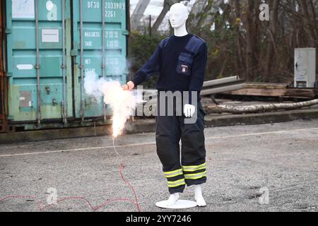 Wenige Tage vor dem Jahreswechsel 2024/25 warnt die Feuerwehr Hamburg vor dem Abbrennen illlegaler Pyrotechnik. BEI einer Präsentation auf dem Trainingsgelände in Billbrook am vergangenen Dienstag, zeigten die Brandbekämpfer die schweren Verletzungen, die durch den unsachgemäßen Umgang mit in Deutschland nicht zugelassenem Feuerwerk entstehen können. Denn in der Nacht zum Jahreswechsel wird immer wieder auf sogenannte Polen-Böller zurückgegriffen, die in Deutschland keine Zulassung haben. Die Zulassung von Feuerwerk unterliegt in Deutschland strikten Vorgaben, die im Sprengstoffgesetz geregelt Banque D'Images