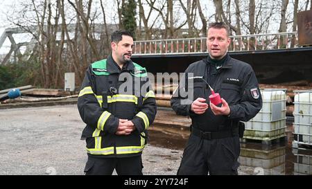 Wenige Tage vor dem Jahreswechsel 2024/25 warnt die Feuerwehr Hamburg vor dem Abbrennen illlegaler Pyrotechnik. BEI einer Präsentation auf dem Trainingsgelände in Billbrook am vergangenen Dienstag, zeigten die Brandbekämpfer die schweren Verletzungen, die durch den unsachgemäßen Umgang mit in Deutschland nicht zugelassenem Feuerwerk entstehen können. Denn in der Nacht zum Jahreswechsel wird immer wieder auf sogenannte Polen-Böller zurückgegriffen, die in Deutschland keine Zulassung haben. Die Zulassung von Feuerwerk unterliegt in Deutschland strikten Vorgaben, die im Sprengstoffgesetz geregelt Banque D'Images