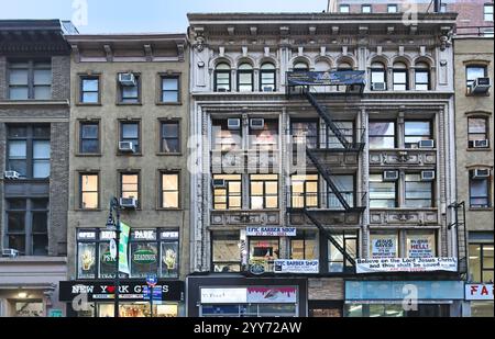 Immeubles d'affaires colorés sur la 6ème Avenue à Midtown Manhattan Banque D'Images