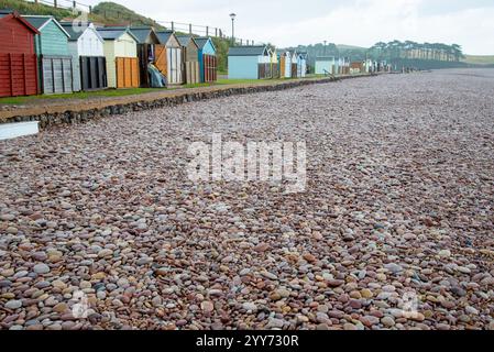 Plage de galets et cabanes de plage à Sidmouth, Angleterre Banque D'Images