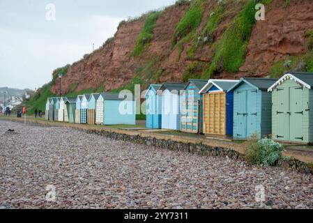 Plage de galets et cabanes de plage à Sidmouth, Angleterre Banque D'Images