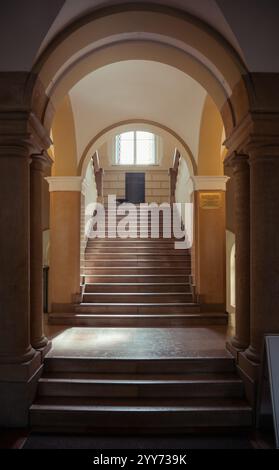 Entrée principale de l'Université d'économie de Kraków. Escalier dans le bâtiment principal du bâtiment de l'Institut de la fin du 19ème siècle. Banque D'Images