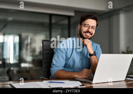 Portrait d'homme d'affaires professionnel heureux regardant la caméra travaillant dans le bureau. Banque D'Images