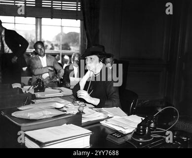 La secrétaire américaine au travail Frances Perkins annonçant à la presse la nomination d'un conseil de trois hommes pour la médiation de tous les différends actuels sur l'acier, Washington, D.C. USA, Harris & Ewing, 17 juin 1937 Banque D'Images