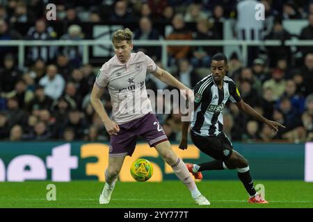 Nathan Collins de Brentford est vu en action avec Alexander Isak de Newcastle United lors du Carabao Cup Quarter final match entre Newcastle United et Brentford au James's Park, Newcastle le mercredi 18 décembre 2024. (Photo : Mark Fletcher | mi News) crédit : MI News & Sport /Alamy Live News Banque D'Images