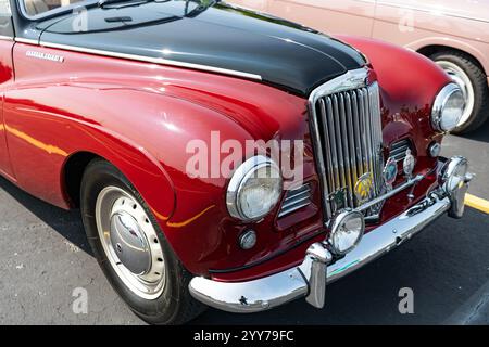 Chicago, Illinois, États-Unis - septembre 08, 2024 : 1951 Sunbeam Talbot Alpine 90 cabriolet voiture de sport rétro, vue d'angle. Voiture de sport rétro. Converti Banque D'Images