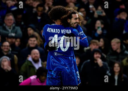 Londres, Royaume-Uni. 19 décembre 2024. Londres, Angleterre, 20 décembre 2024 : Marc Cucurella (3 Chelsea) célèbre son but avec Renato Veiga (40 Chelsea) lors du match de l'UEFA Conference League entre Chelsea et Shamrock Rovers au Stamford Bridge à Londres, en Angleterre. (Pedro Porru/SPP) crédit : SPP Sport Press photo. /Alamy Live News Banque D'Images