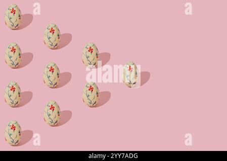 Composition de motif de Pâques faite avec des oeufs de Pâques vintage floraux sur fond rose clair. Concept minimal de Pâques. Aménagement créatif des fêtes de fin d'année. Banque D'Images