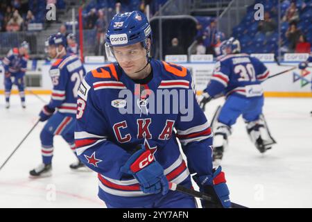 Saint-Pétersbourg, Russie. 19 décembre 2024. Nikita Smirnov (33) SKA Hockey Club vu en action lors du match de hockey, Kontinental Hockey League 2024/2025 entre SKA Saint Petersburg et Torpedo Nizhny Novgorod à la SKA Arena. (Score final ; SKA Saint Petersburg 6:4 Torpedo Nizhny Novgorod) crédit : SOPA images Limited/Alamy Live News Banque D'Images