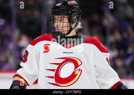 19 novembre 2024 : le défenseur de la charge d’Ottawa Ronja Savolainen (88 ans) regarde pendant un match de hockey PWHL entre la charge d’Ottawa et le Frost du Minnesota au Xcel Energy Center à Paul, Minnesota. Steven Garcia-CSM Banque D'Images