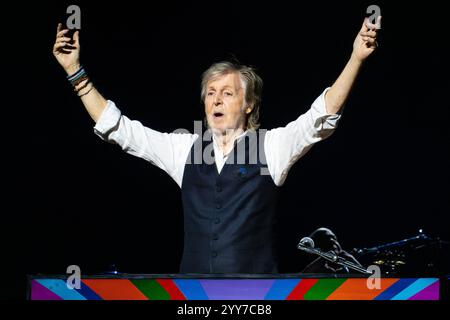 Paul McCartney se produisant en concert à Londres le 19 décembre 2024 Banque D'Images