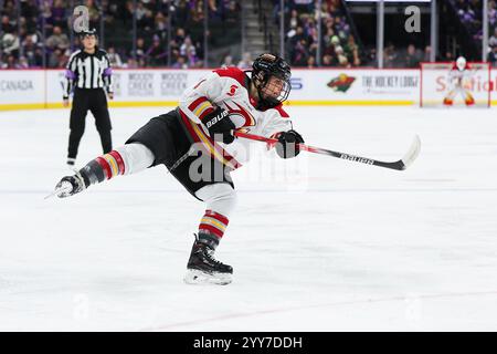 19 novembre 2024 : L’attaquante de la charge d’Ottawa Natalie Snodgrass (8) tire un coup de feu lors d’un match de hockey PWHL entre la charge d’Ottawa et le Frost du Minnesota au Xcel Energy Center à Paul, Minnesota. Steven Garcia-CSM Banque D'Images