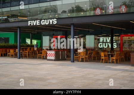 Un restaurant Five Guys à Singapour Banque D'Images