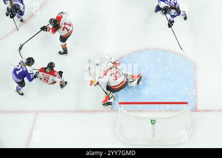 19 novembre 2024 : Gwyneth Philips (33), gardienne de la charge d’Ottawa, fait une économie lors d’un match de hockey PWHL entre la charge d’Ottawa et le Frost du Minnesota au Xcel Energy Center à Paul, Minnesota. Steven Garcia-CSM Banque D'Images