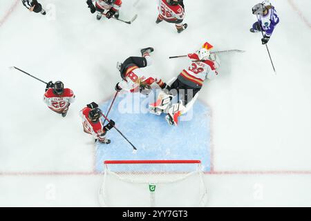 19 novembre 2024 : Gwyneth Philips (33), gardienne de la charge d’Ottawa, fait une économie lors d’un match de hockey PWHL entre la charge d’Ottawa et le Frost du Minnesota au Xcel Energy Center à Paul, Minnesota. Steven Garcia-CSM Banque D'Images