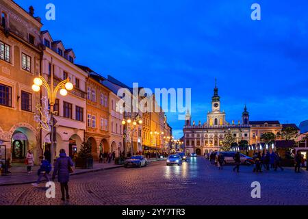ÄaeskÃ BudÄjovice, République tchèque, 19 Dez 2024, marché de l'Avent devant l'hôtel de ville sur la place PÅemysl-Otakar-II *** ÄaeskÃ BudÄjovice, Tschechische Republik, 19 Dez 2024, Adventsmarkt vor dem Rathaus auf dem PÅemysl Otakar II Platz Copyright : xx Banque D'Images