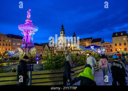 ÄaeskÃ BudÄjovice, République tchèque, 19 Dez 2024, marché de l'Avent devant l'hôtel de ville sur la place PÅemysl-Otakar-II *** ÄaeskÃ BudÄjovice, Tschechische Republik, 19 Dez 2024, Adventsmarkt vor dem Rathaus auf dem PÅemysl Otakar II Platz Copyright : xx Banque D'Images