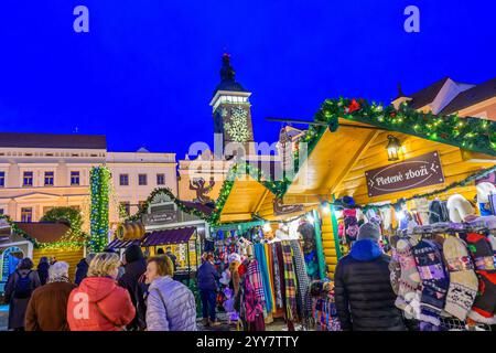 ÄaeskÃ BudÄjovice, République tchèque, 19 Dez 2024, marché de l'Avent devant l'hôtel de ville sur la place PÅemysl-Otakar-II *** ÄaeskÃ BudÄjovice, Tschechische Republik, 19 Dez 2024, Adventsmarkt vor dem Rathaus auf dem PÅemysl Otakar II Platz Copyright : xx Banque D'Images