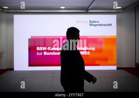 Sahra Wagenknecht BSW DEU, Deutschland, Allemagne, Berlin, 18.12.2024 Kampagnenvorstellung vom Buendnis Sahra Wagenknecht , Partei Buendnis Bündnis BSW Sahra Wagenknecht BEI der Vorstellung der Kampagne zur Bundestagswahl 2025 in Berlin Deutschland . Nach dem Scheitern der Regierungskosphère im November und dem Misstrauensvotum werden in Deutschland am 23. Februar 2025 vorgezogene Wahlen abgehalten fr : présentation de campagne de l'Alliance Sahra Wagenknecht , Alliance du Parti BSW Sahra Wagenknecht à la présentation de la campagne pour les élections fédérales de 2025 à Berlin Allemagne . Après la fai Banque D'Images