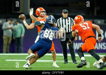 La Nouvelle-Orléans, Louisiane. 19 décembre 2024. Le quarterback de Sam Houston State Hunter Watson (10 ans) passe le ballon sous la pression du joueur de ligne défensif de Georgia Southern Justin Rhodes (88 ans) pendant la première moitié du match de football universitaire du New Orleans Bowl entre les Sam Houston State Bearkats et les Georgia Southern Eagles le 19 décembre 2024 à la Nouvelle-Orléans, en Louisiane. Crédit : dpa/Alamy Live News Banque D'Images