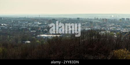 Vue sur la ville d'Ostrava depuis la colline de Halda EMA en République tchèque Banque D'Images