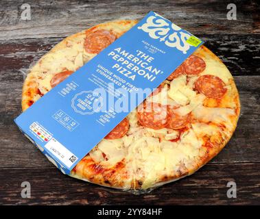 La pizza M and S Food à emporter la pizza américaine au pepperoni avec une pâte fermentée lente 24h garnie de pepperoni épicé, de fromage mozzarella et de tomates riches Banque D'Images